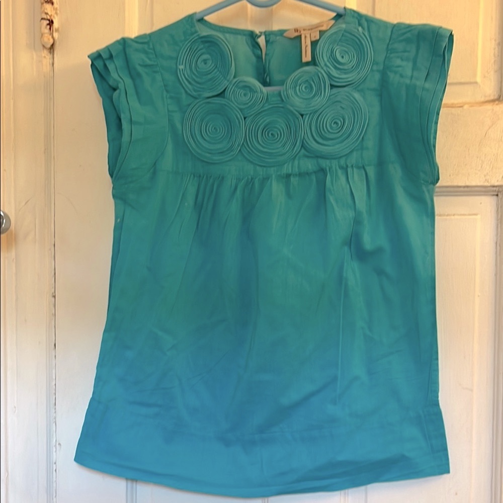 Women’s BCBG Turquoise Sleeveless Top in size small